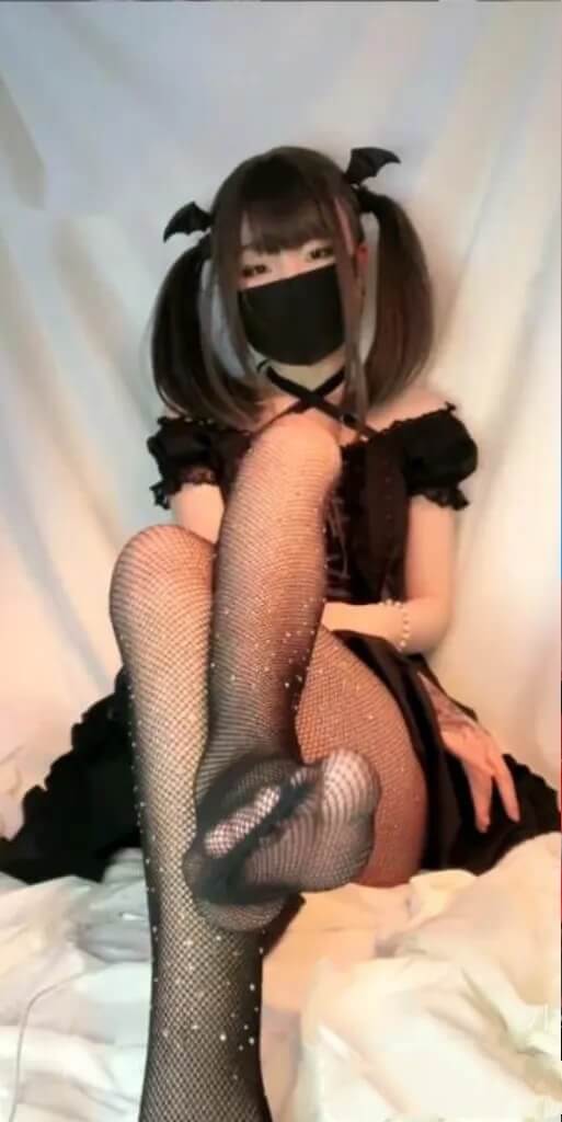 图片[1] - 芃芃大人 美足控福利 最新写真套图合集下载[持续更新] - 语可次元 - 二次元美图写真海量免费4K壁纸资源分享