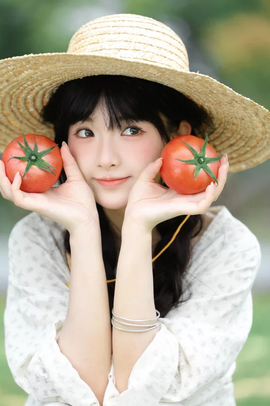 夏日田园-草帽少女与番茄的温柔相遇 - 语可次元 - 二次元美图写真海量资源分享
