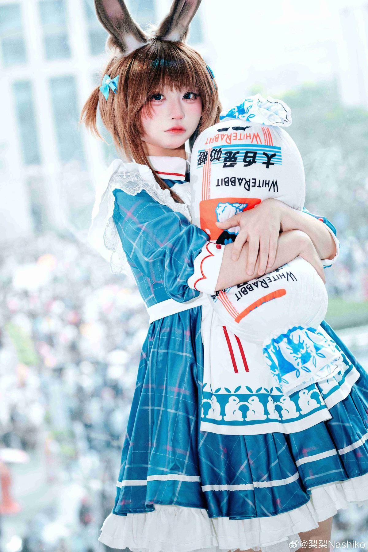 梨梨Nashiko的阿米娅COS太贴了！罗德岛leader的温柔感直接戳心