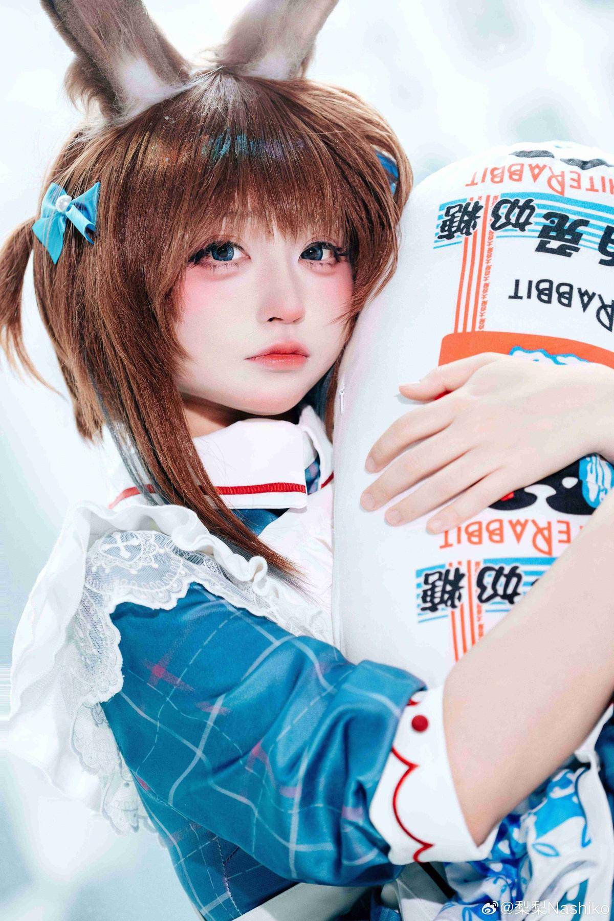 梨梨Nashiko的阿米娅COS太贴了！罗德岛leader的温柔感直接戳心