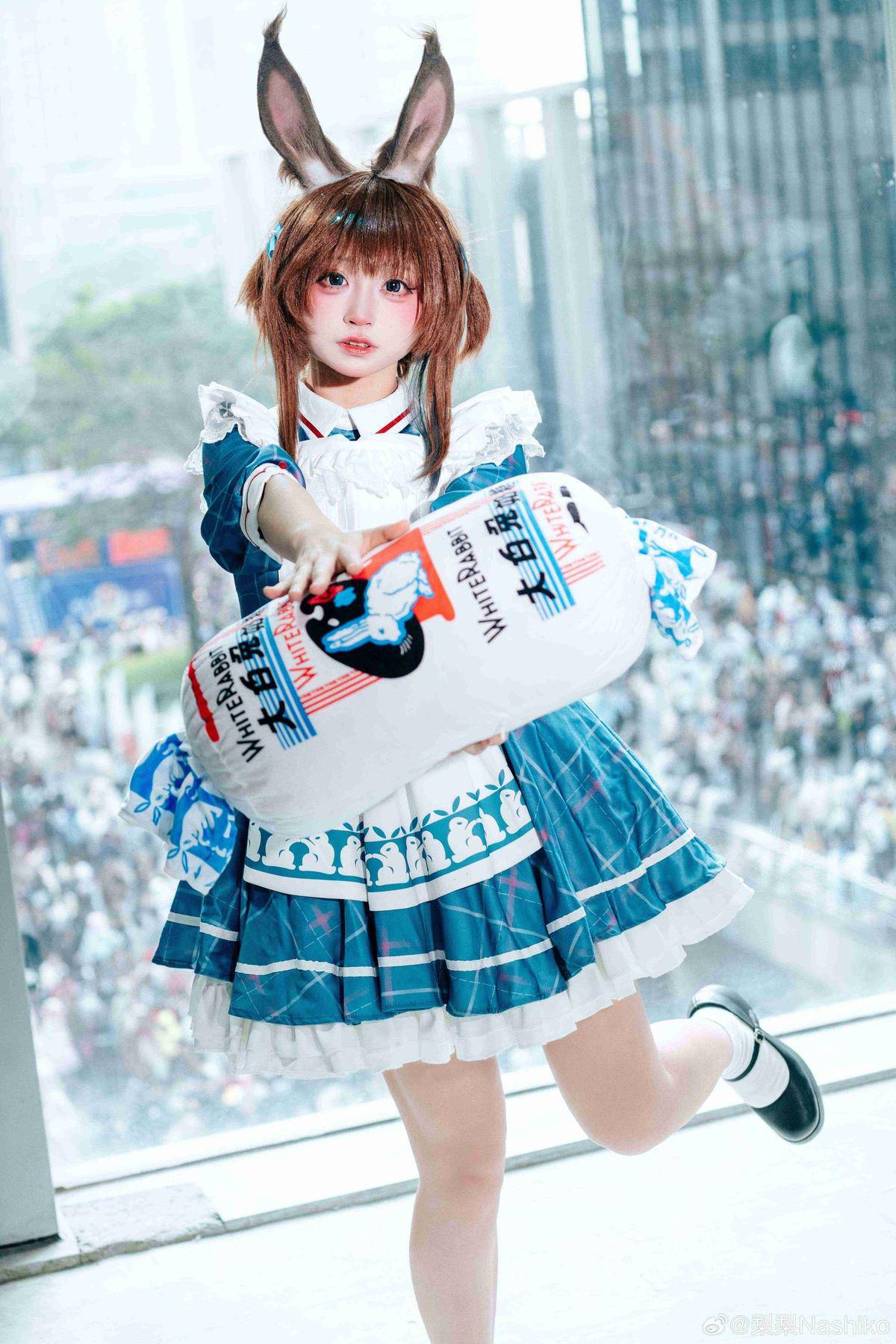 梨梨Nashiko的阿米娅COS太贴了！罗德岛leader的温柔感直接戳心