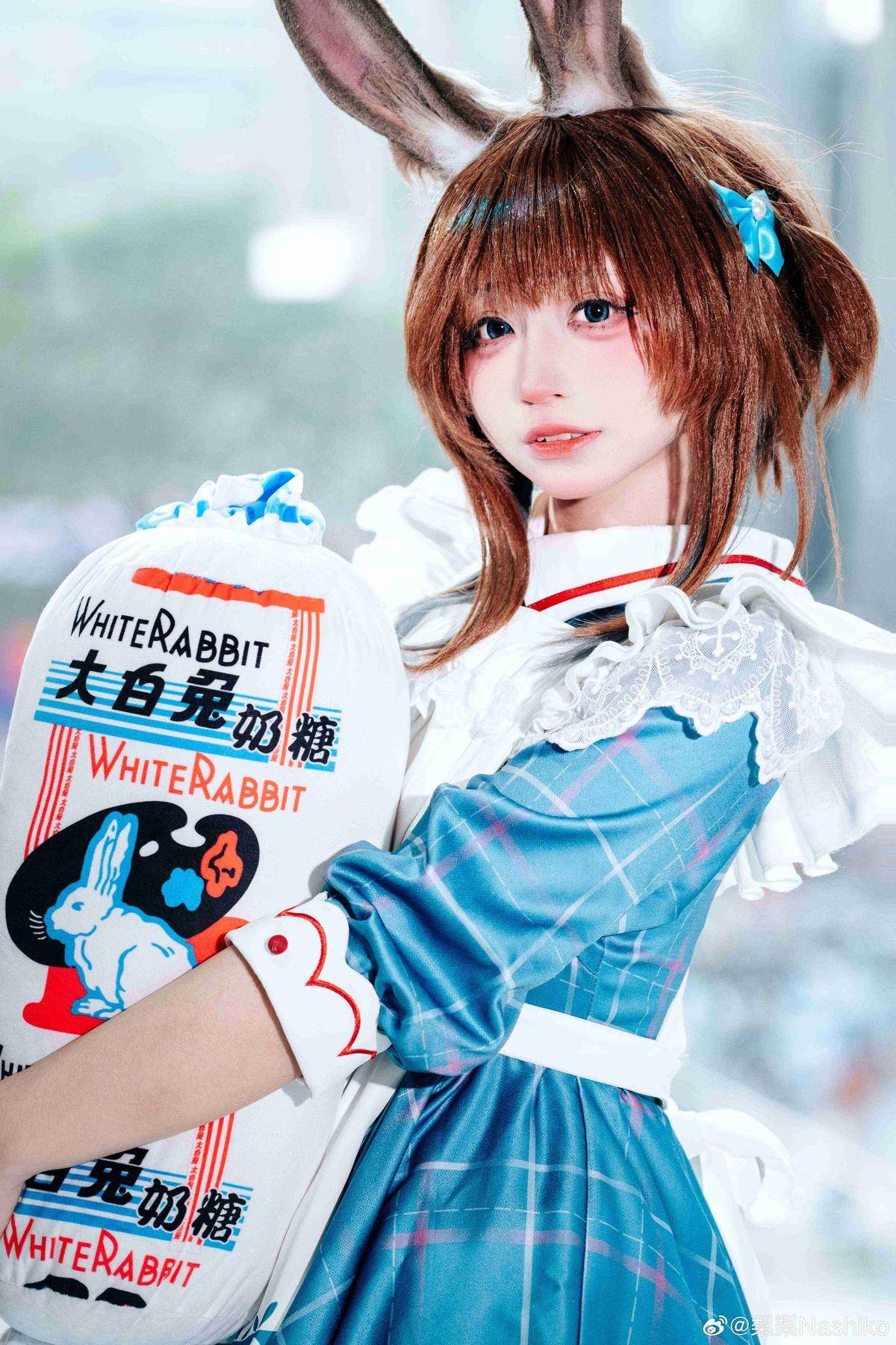 梨梨Nashiko的阿米娅COS太贴了！罗德岛leader的温柔感直接戳心